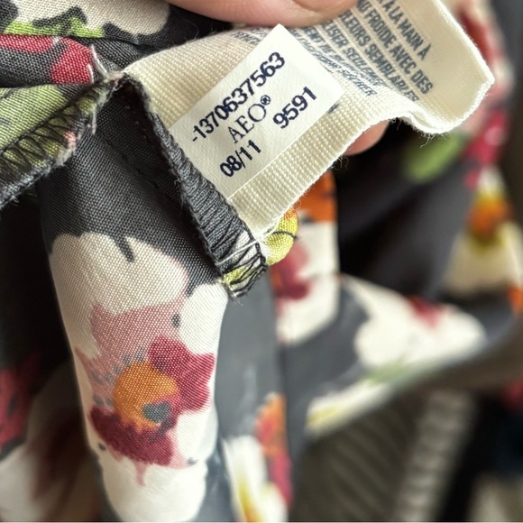 American Eagle dress size 4 women’s. Grey with floral pattern. Adjustable strap - Picture 3 of 9